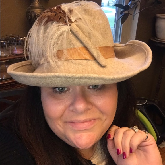 VINTAGE JUNIOR SEASONS 1960'S BEIGE WOOL AND FEATHER ACCENT HAT - Picture 2 of 10